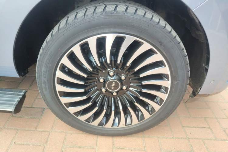 Used Lincoln Navigator 2020 3.5T Presidential Series Right Front Wheel Hub