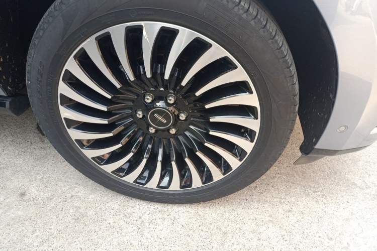 Used Lincoln Navigator 2020 3.5T Presidential Series Right Front Wheel Hub
