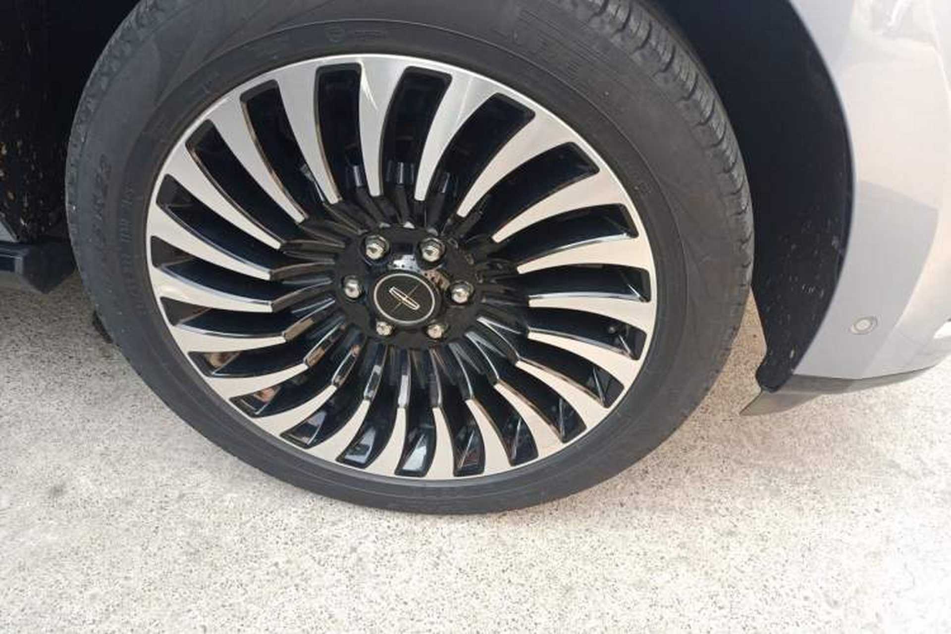 Used Lincoln Navigator 2020 3.5T Presidential Series Right Front Wheel Hub