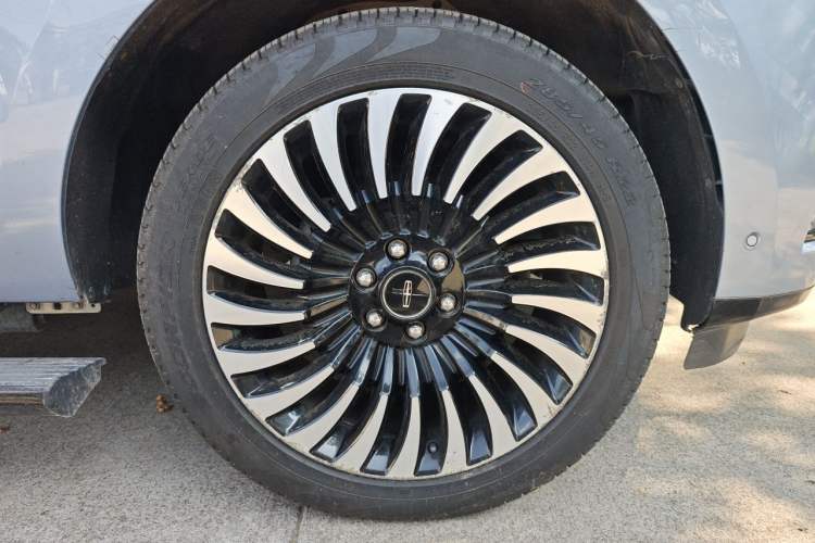 Used Lincoln Navigator 2020 3.5T Presidential Series Right Front Wheel Hub