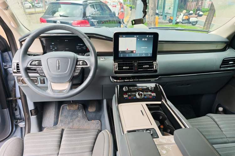 Used Lincoln Navigator 2020 3.5T Presidential Series Center Console
