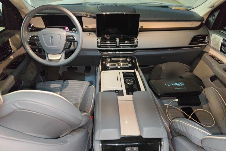 Used Lincoln Navigator 2022 3.5T Long-Wheelbase Presidential Edition Center Console