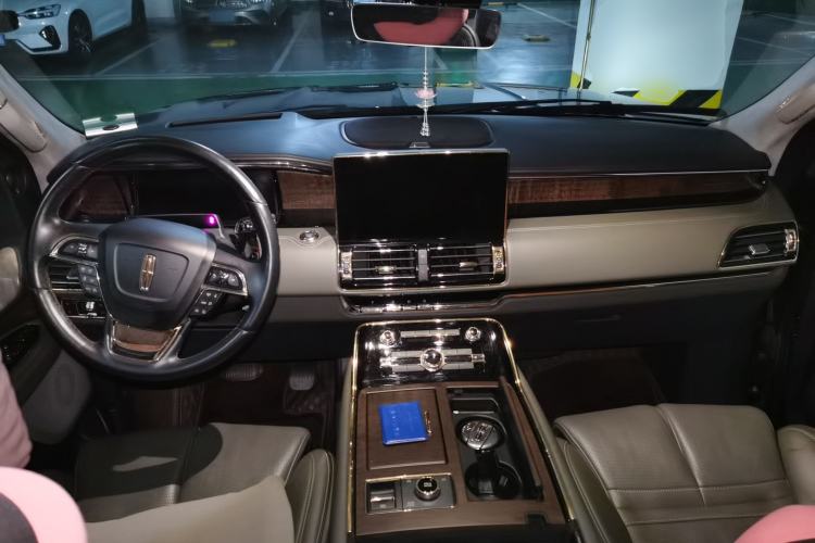Used Lincoln Navigator 2022 3.5T Presidential Edition Center Console