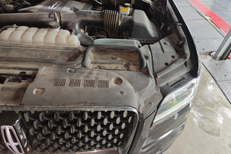 Used Lincoln Navigator 2022 3.5T Long-Wheelbase Presidential Edition Engine Bay Left