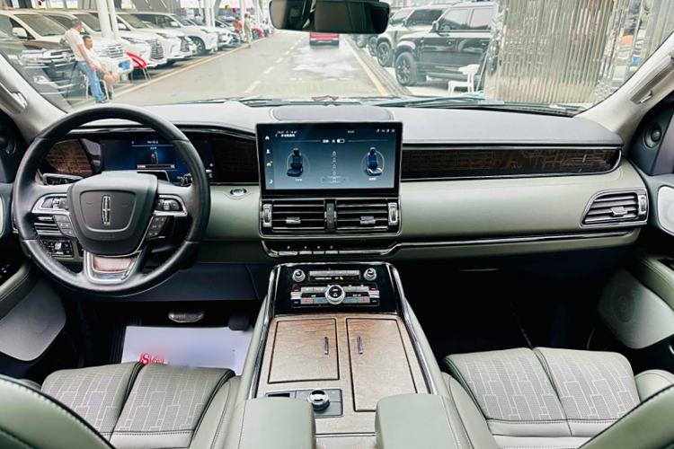 Used Lincoln Navigator 2022 3.5T Presidential Edition Interior 10