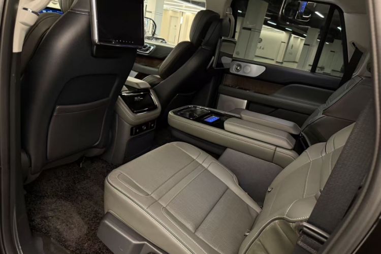 Used Lincoln Navigator 2022 3.5T Long-Wheelbase Presidential Edition Interior 2