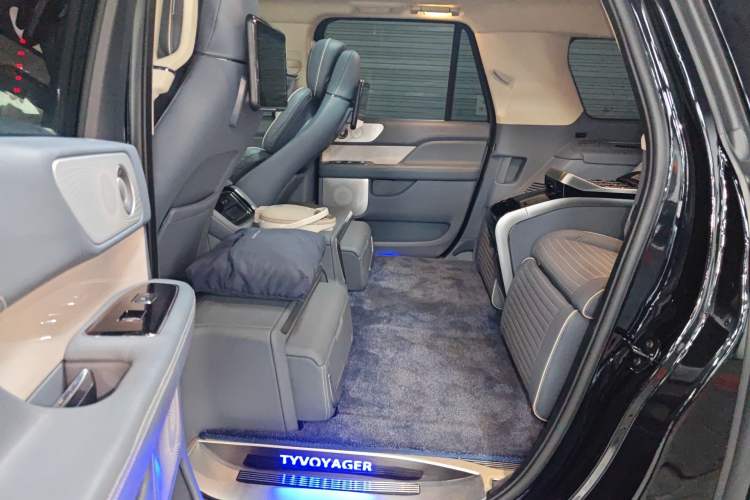 Used Lincoln Navigator 2022 3.5T Long-Wheelbase Presidential Edition Left Rear Seat