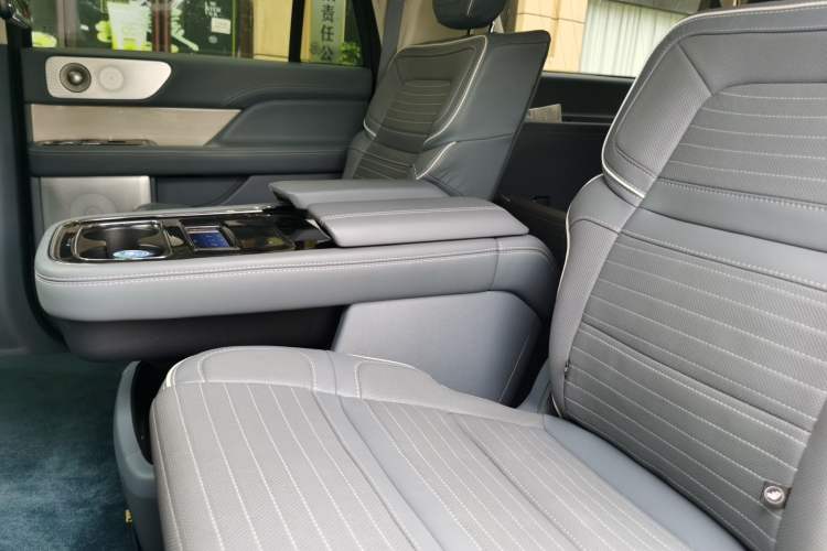Used Lincoln Navigator 2022 3.5T Long-Wheelbase Presidential Edition Left Rear Seat