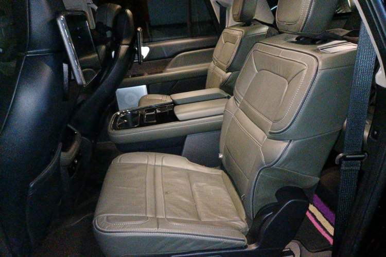 Used Lincoln Navigator 2022 3.5T Long-Wheelbase Presidential Edition Left Rear Seat