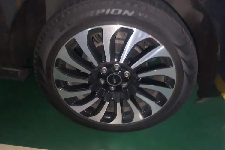 Used Lincoln Navigator 2022 3.5T Presidential Edition Right Front Wheel Hub