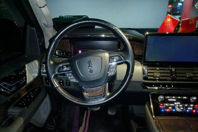 Used Lincoln Navigator 2022 3.5T Long-Wheelbase Presidential Edition Steering Wheel