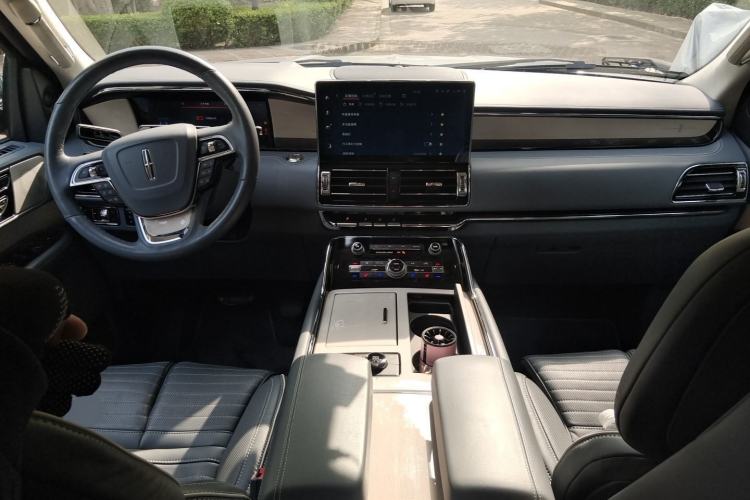 Used Lincoln Navigator 2022 3.5T Long-Wheelbase Presidential Edition Center Console