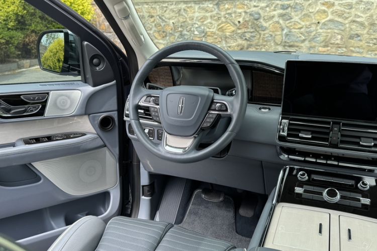 Used Lincoln Navigator 2022 3.5T Presidential Edition Interior 2