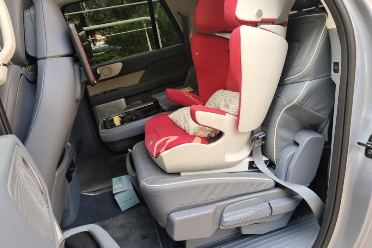 Used Lincoln Navigator 2022 3.5T Long-Wheelbase Presidential Edition Left Rear Seat