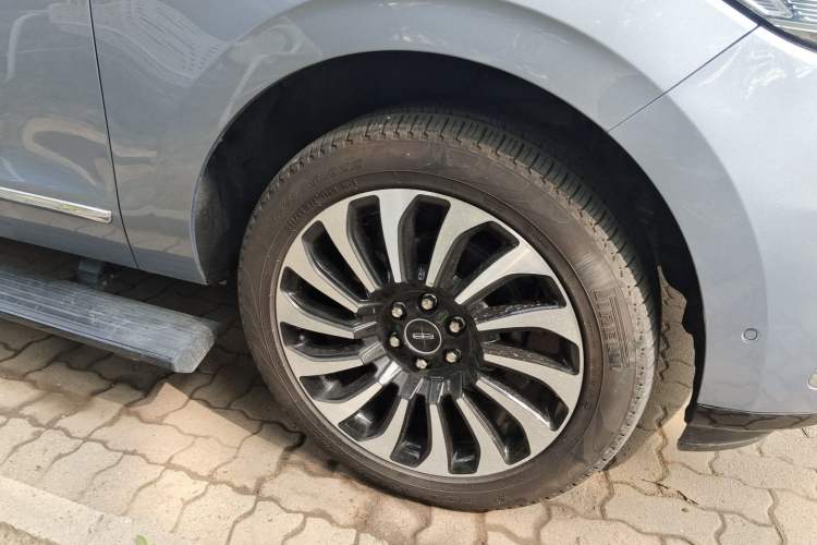 Used Lincoln Navigator 2022 3.5T Long-Wheelbase Presidential Edition Right Front Wheel Hub