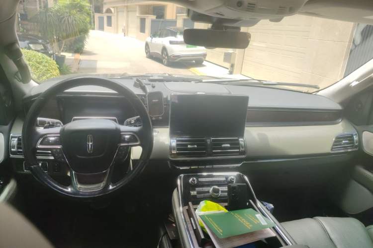 Used Lincoln Navigator 2022 3.5T Presidential Edition Center Console