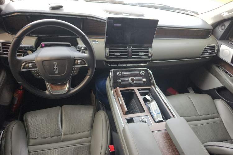 Used Lincoln Navigator 2022 3.5T Long-Wheelbase Presidential Edition Center Console