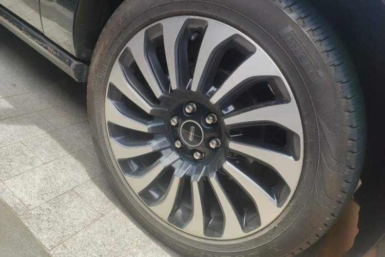 Used Lincoln Navigator 2022 3.5T Presidential Edition Right Front Wheel Hub