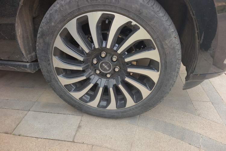Used Lincoln Navigator 2022 3.5T Long-Wheelbase Presidential Edition Right Front Wheel Hub