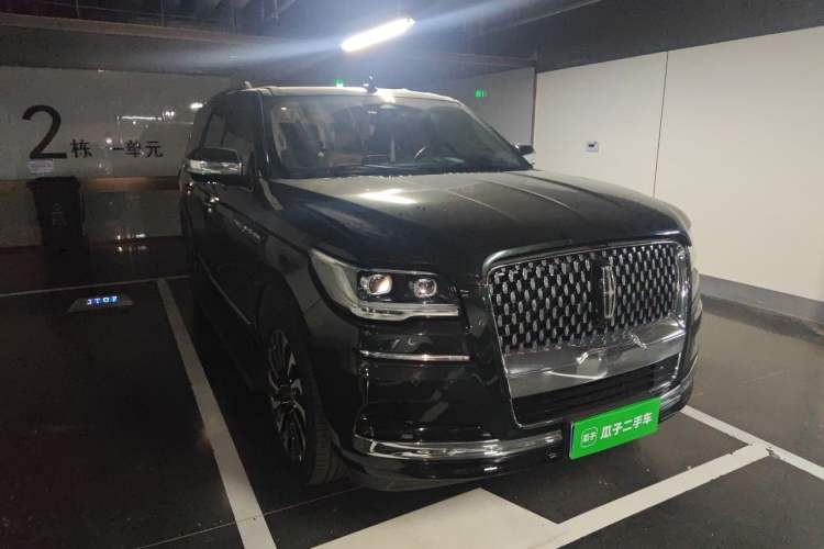 Used Lincoln Navigator 2022 3.5T Black Gold Presidential Edition Front Right 45 Deg