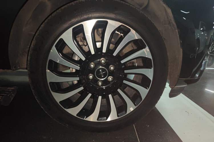 Used Lincoln Navigator 2022 3.5T Black Gold Presidential Edition Right Front Wheel Hub