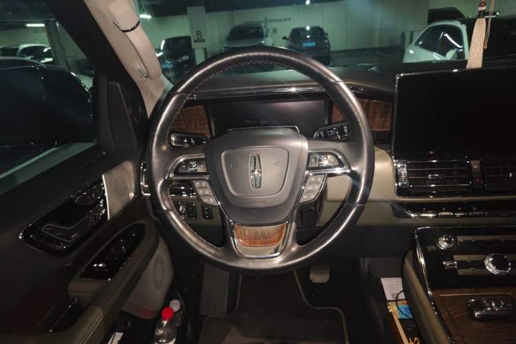 Used Lincoln Navigator 2022 3.5T Black Gold Presidential Edition Steering Wheel