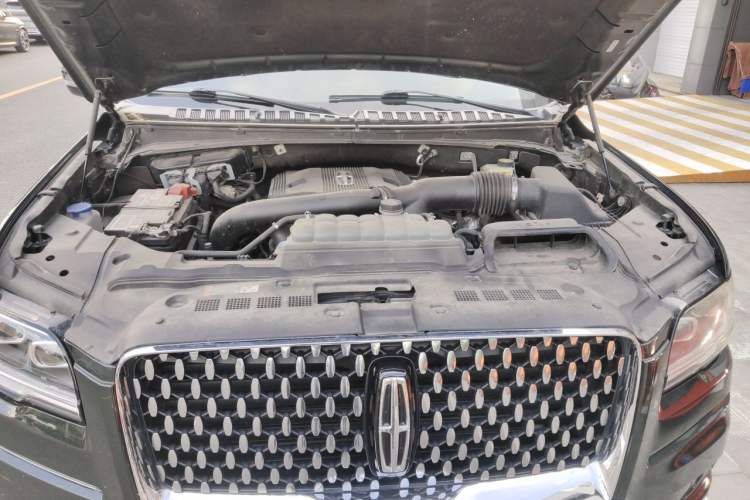 Used Lincoln Navigator  Engine Bay