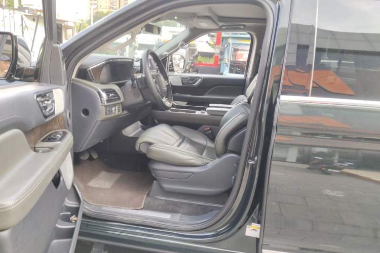 Used Lincoln Navigator  Left Front Seat