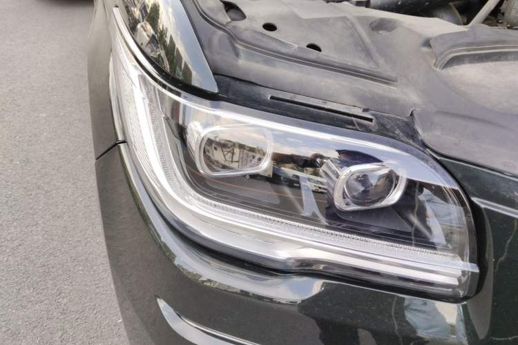 Used Lincoln Navigator  Right Front Headlight