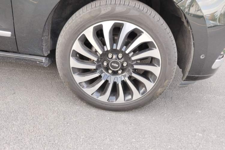 Used Lincoln Navigator  Right Front Wheel Hub