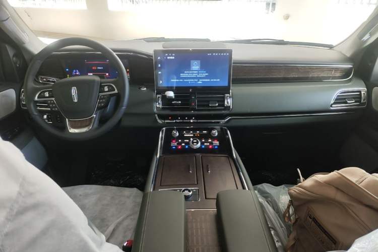 Used Lincoln Navigator 2024 3.5T Presidential Edition Center Console