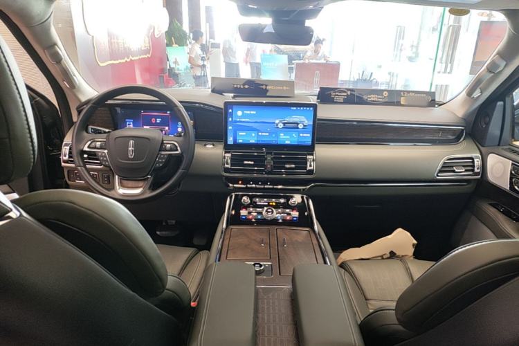Used Lincoln Navigator 2024 3.5T Presidential Edition Center Console