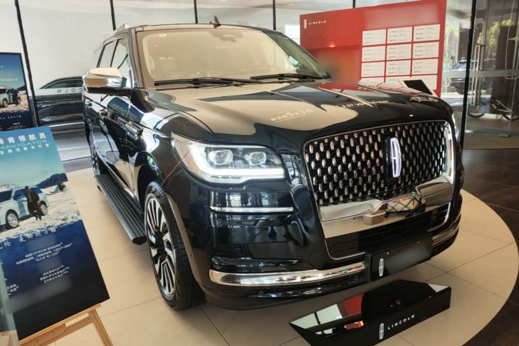 Used Lincoln Navigator 2024 3.5T Presidential Edition Front Right 45 Deg