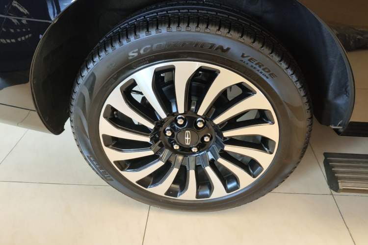 Used Lincoln Navigator 2024 3.5T Presidential Edition Right Rear Wheel Hub