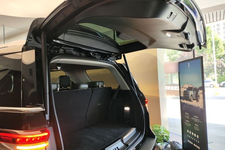 Used Lincoln Navigator 2024 3.5T Presidential Edition Trunk