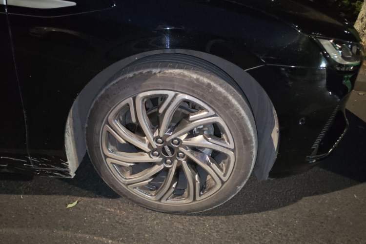 Used Lincoln Z 2022 iCool Luxury Edition Right Front Wheel Hub