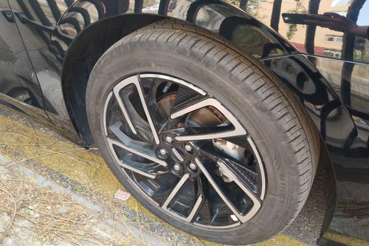 Used Lincoln Z 2022 iCool Luxury Edition Right Front Wheel Hub