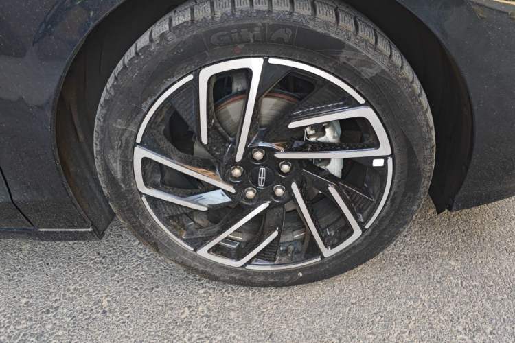 Used Lincoln Z 2022 iKoo Centennial Limited Edition Right Front Wheel Hub
