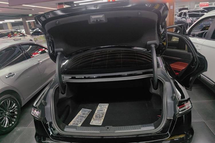 Used Lincoln Z 2022 iXiang Luxury Edition Trunk