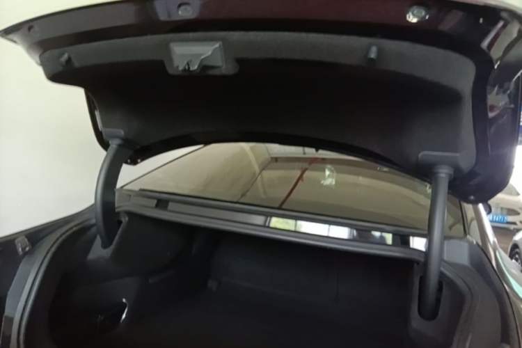 Used Lincoln Z 2022 iXiang Luxury Edition Trunk