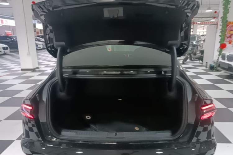 Used Lincoln Z 2022 iXiang Luxury Edition Trunk