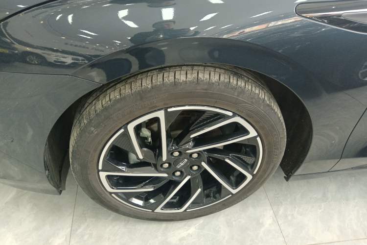 Used Lincoln Z 2022 iKoo Centennial Limited Edition Left Front Wheel Hub