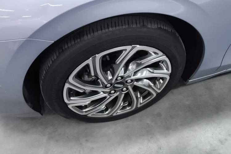Used Lincoln Z 2022 iEnjoy Luxury Edition Left Front Wheel Hub