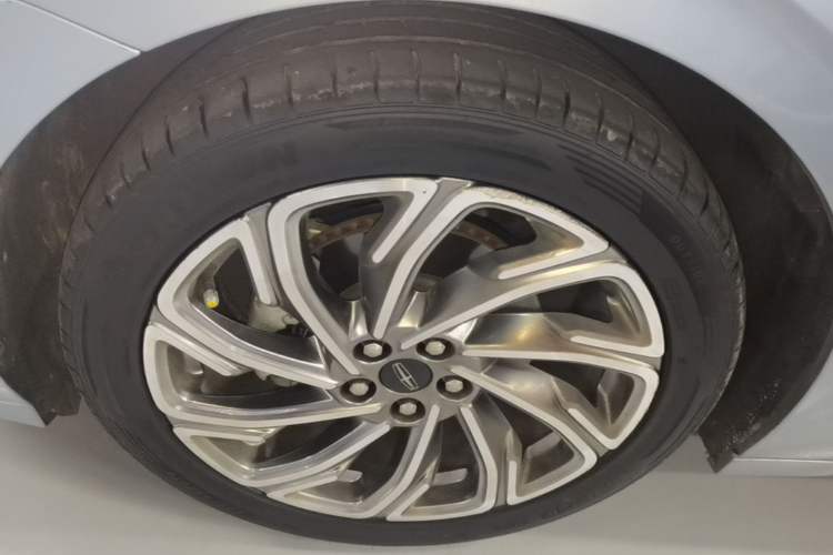 Used Lincoln Z 2022 iEnjoy Luxury Edition Left Front Wheel Hub