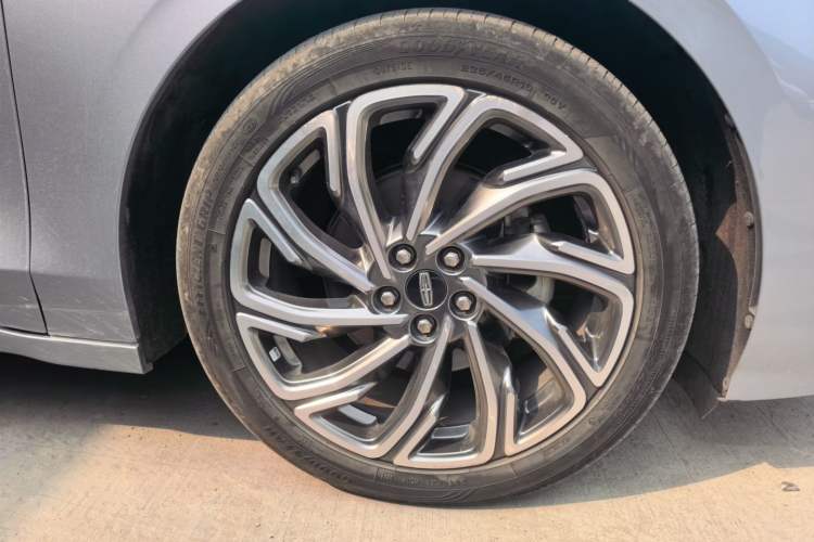 Used Lincoln Z 2022 iCool Luxury Edition Right Front Wheel Hub