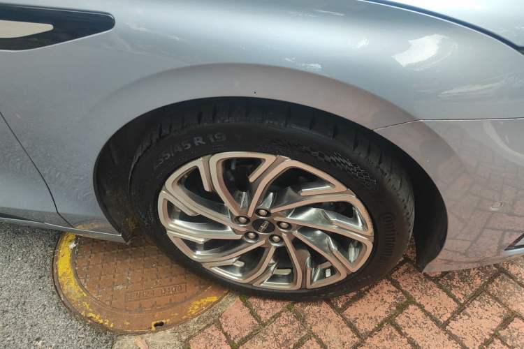 Used Lincoln Z 2022 iEnjoy Luxury Edition Right Front Wheel Hub