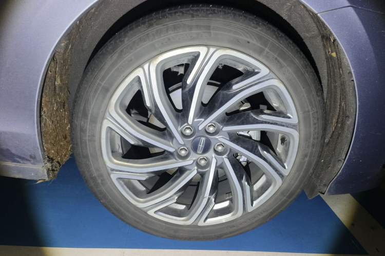 Used Lincoln Z 2022 iEnjoy Luxury Edition Right Front Wheel Hub
