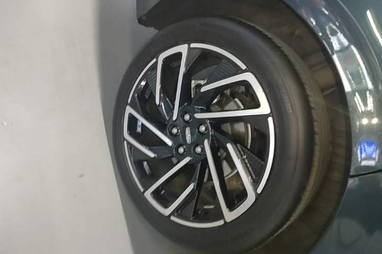 Used Lincoln Z 2022 iKoo Centennial Limited Edition Right Rear Wheel Hub