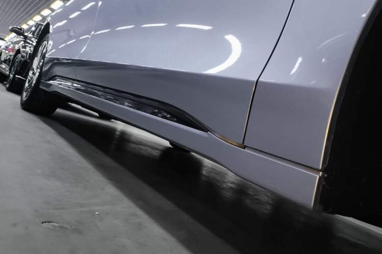 Used Lincoln Z 2022 iEnjoy Luxury Edition Right Side Sill