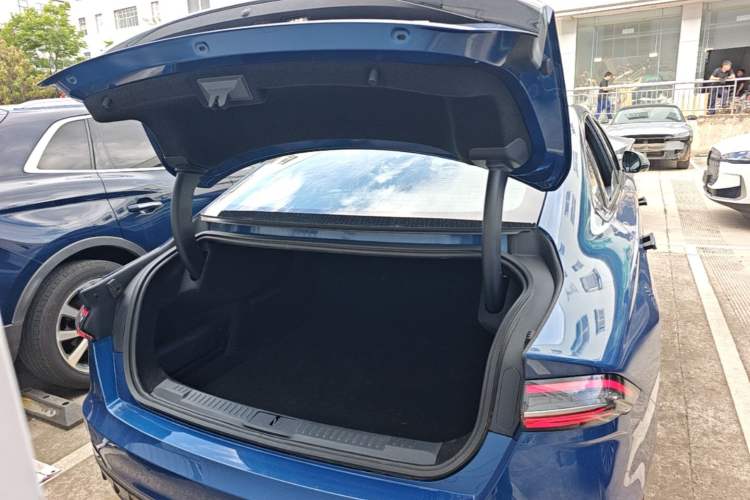Used Lincoln Z 2022 iCool Luxury Edition Trunk